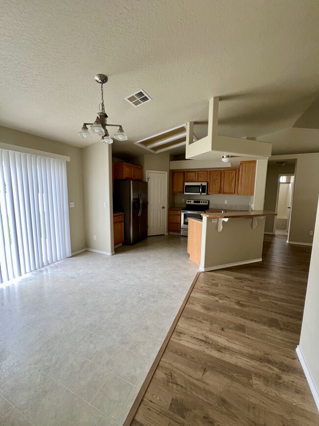 Building Photo - 561 W Palmer Dr