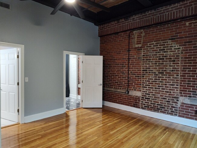 Building Photo - Luxury studio located in Factory South!