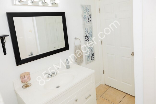 Building Photo - Charming Ranch Home: 3 Bed, 2.5 Bath in Wa...