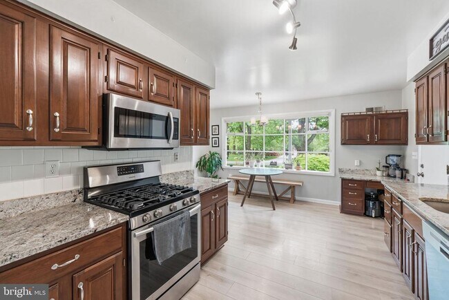 Building Photo - 9809 Sunset Dr