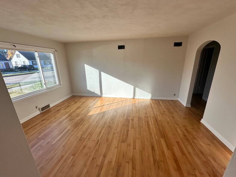 Building Photo - 1302 Kingston Ave