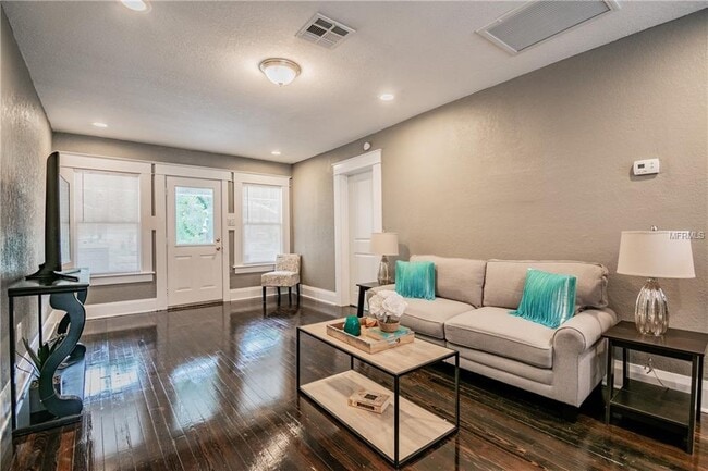 Building Photo - "Charming 3-Bed, 2-Bath Gem in Tampa's Heart - 1244 Sq Ft of Comfort Awaits!"