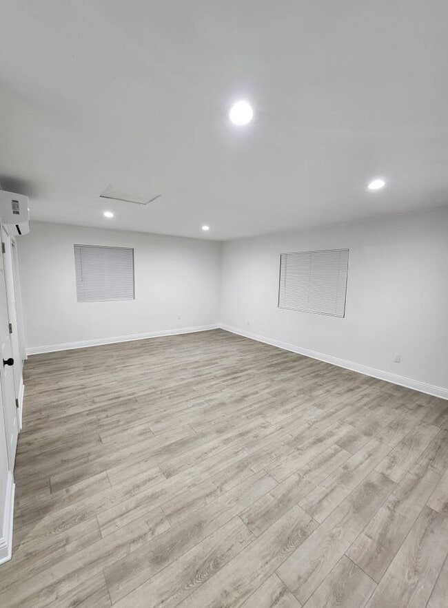 Building Photo - 1286 Aurora Dr