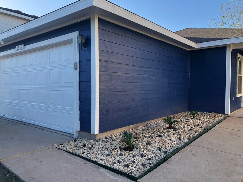 Building Photo - 1628 Coriander Dr