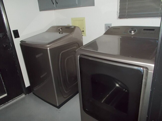 Building Photo - Spacious 4-Bed Home in Quiet Las Vegas Cul-de-Sac with Private Backyard