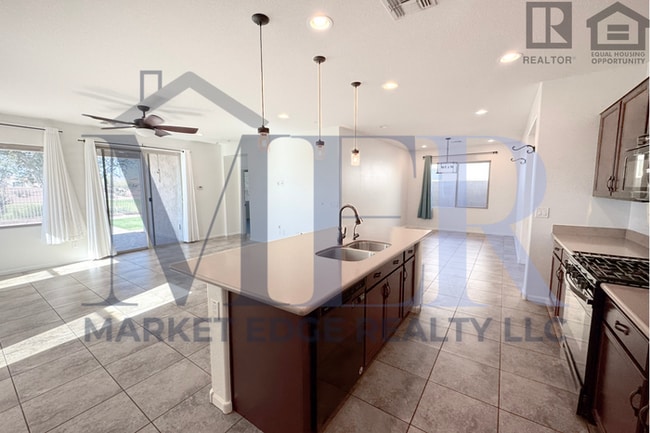 Building Photo - 3Bed/3Bath House in Buckeye! Ready for Immediate Move-In! -- Fenced-In Yard!!