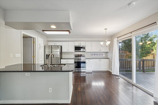 Building Photo - Wonderful 3 bedroom, 3.5 bath home in High...
