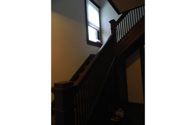 Building Photo - 2-Story House, 4Bed/2Bath with Lots of Room, Washer/Dryer. Pet Friendly & Large Yard