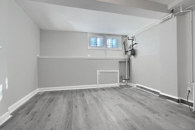 Building Photo - 1314 N Kenwood Ave