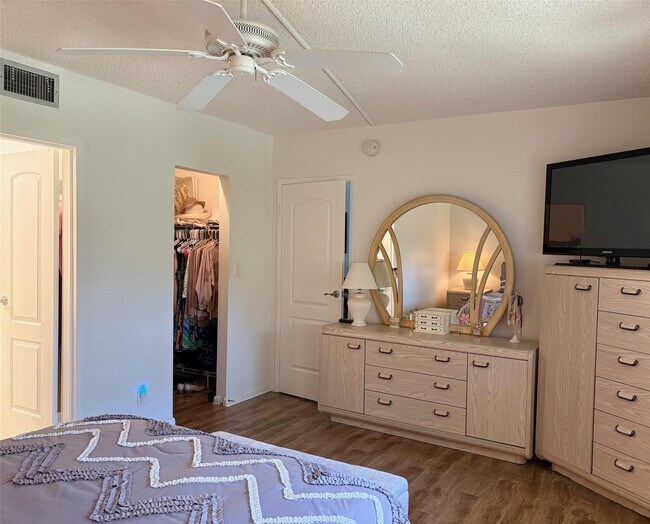 Building Photo - 1055 Country Club Dr