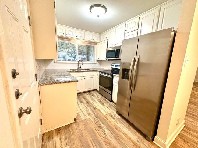 Building Photo - **Application Received ** Available Now! Charming 4-Bedroom Home with Modern Kitchen & Spacious B...