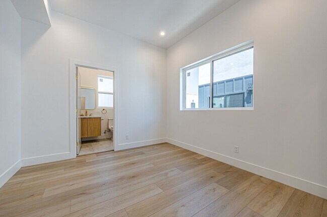 Building Photo - 242 N Dillon St