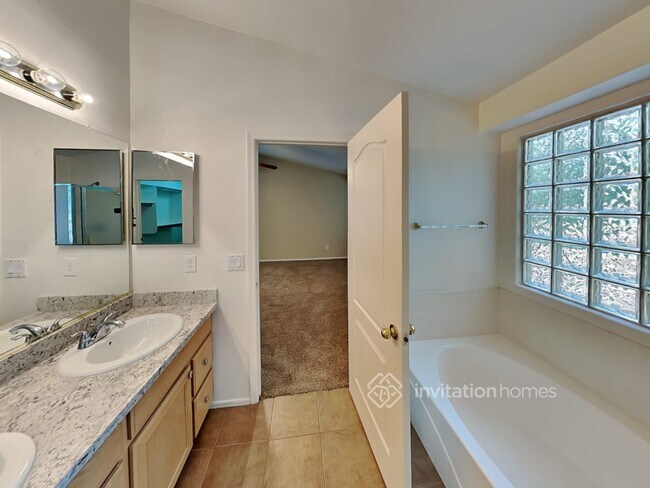 Building Photo - 1755 E Toledo St