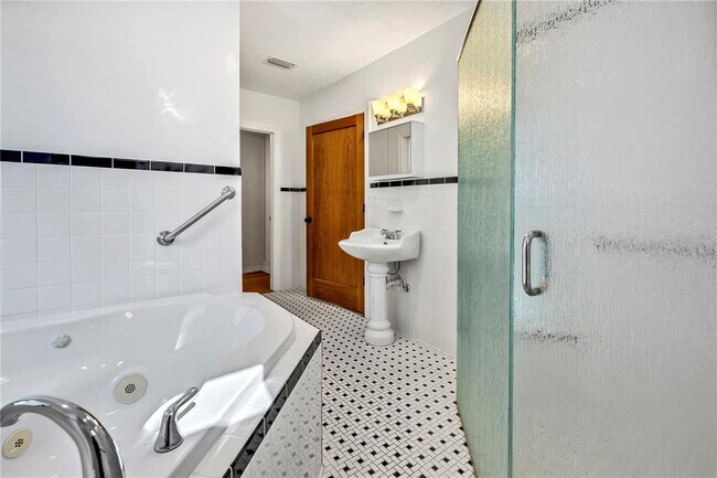 Building Photo - 6421 6th Ave N