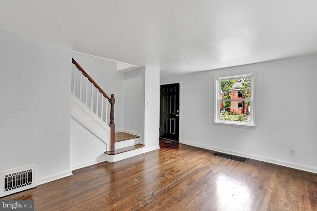 Building Photo - 331 Oakland St