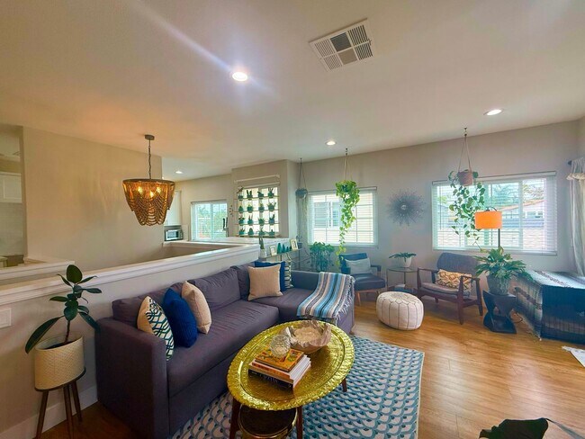 Building Photo - Stylish 3BR/2BA Coastal Home Just Blocks from the Beach