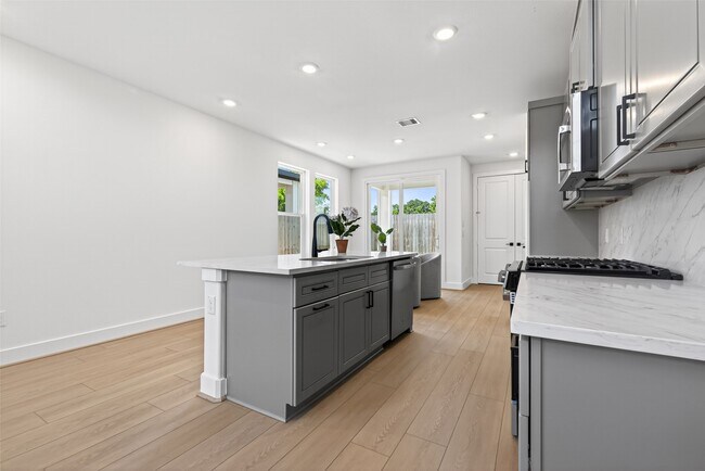Building Photo - 4333 Avron Dr