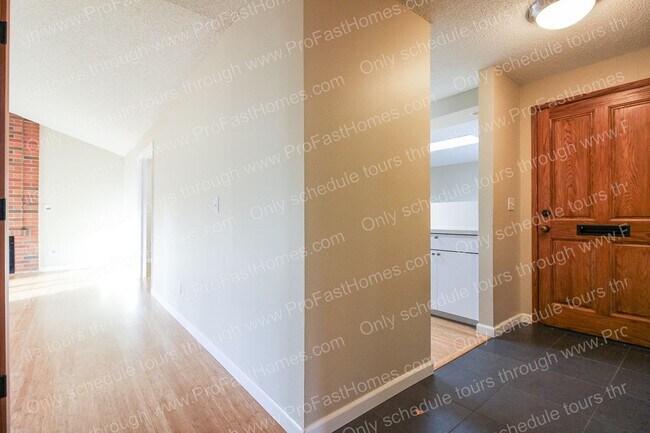 Building Photo - 14210 SW Rochester Dr