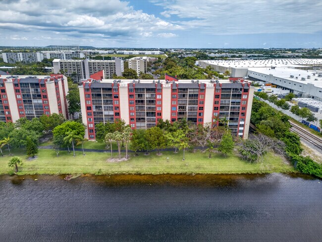 Building Photo - 2200 S Cypress Bend Dr