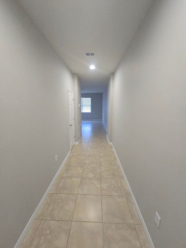 Building Photo - 3 bed 2 bath home built in 2021