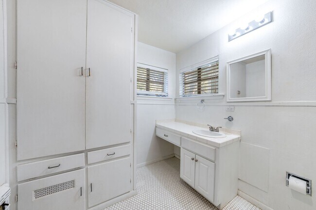 Building Photo - 3-BEDROOM HOME IN FANTASTIC ALAMO HEIGHTS ...