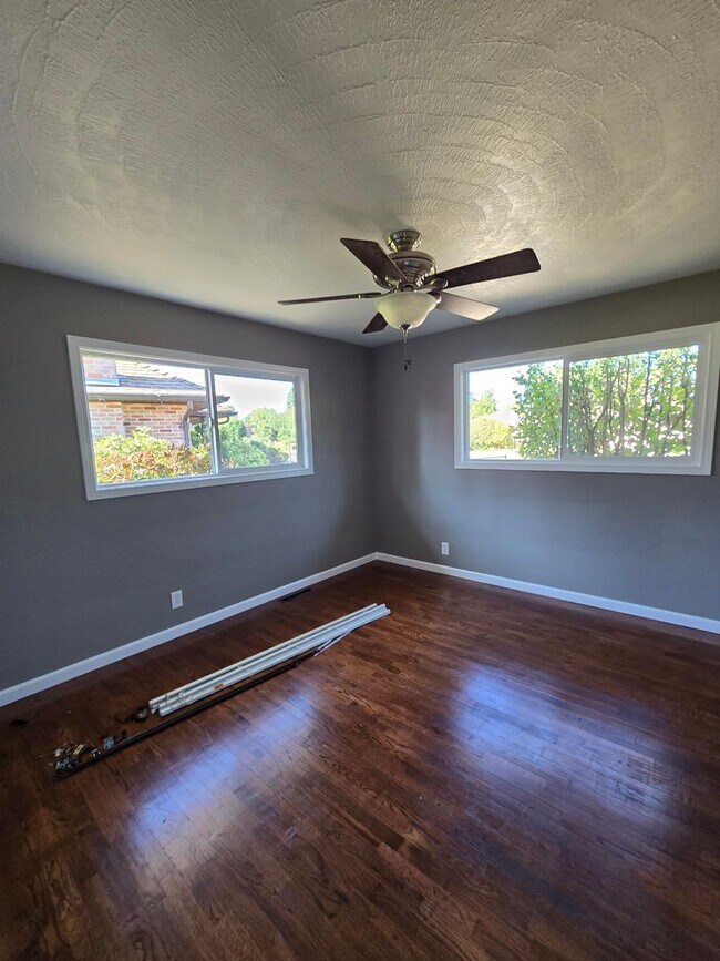 Building Photo - Pet Friendly Single Level 3 Bed 2 Bath Hom...