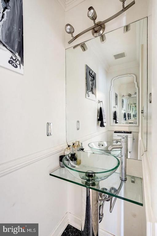 Building Photo - 1023 Quincy St NE