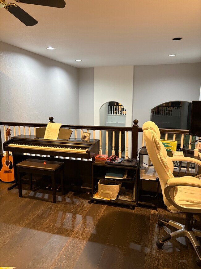 Building Photo - 2300 Greenbriar Dr