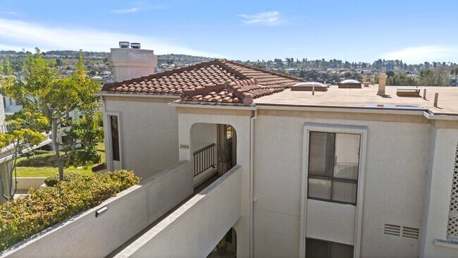 Building Photo - Stunning 2 bedroom *LAKE VIEW* condo for r...