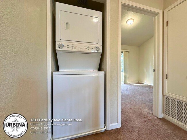 Building Photo - Stylish 2 Bedroom Santa Rosa Townhome with New Flooring Downstairs
