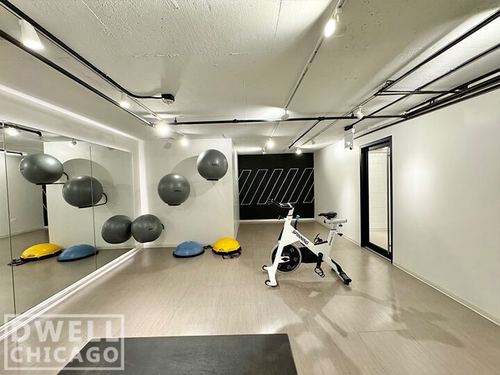 Building Photo - 2600 N Clark St