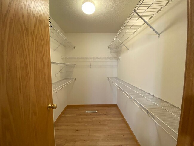 Building Photo - 3 Bedroom Twinhome near the New Sandford Hospital!!