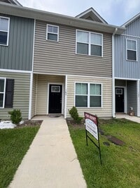Building Photo - Townhome in Holly Ridge!!