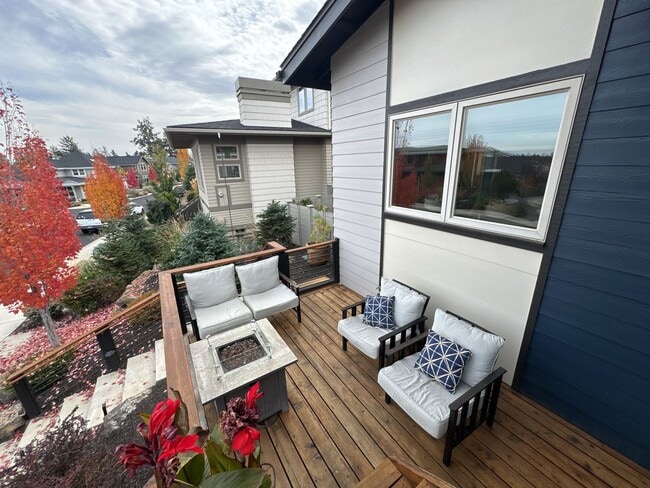 Building Photo - FULLY FURNISHED ALL-INCLUSIVE STUNNING HOM...
