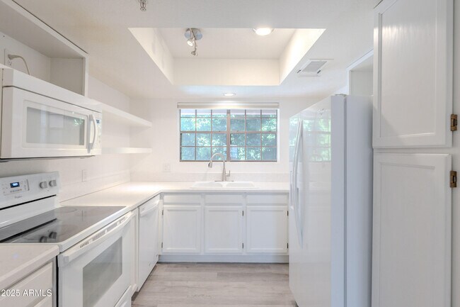 Building Photo - 5950 N 78th St