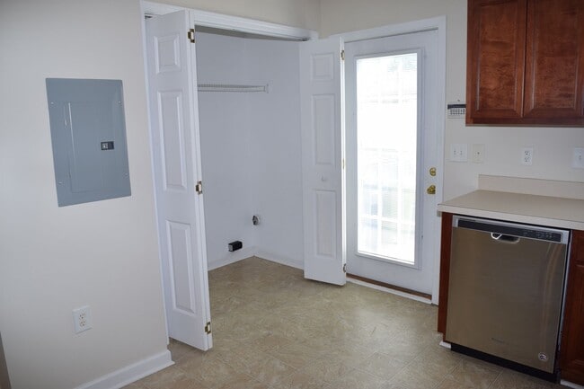 Building Photo - Spacious 2BR 2BA Townhome In Prime Location!