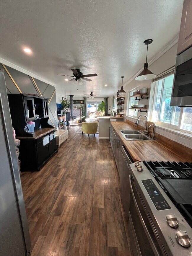 Building Photo - 564 E Jackson St