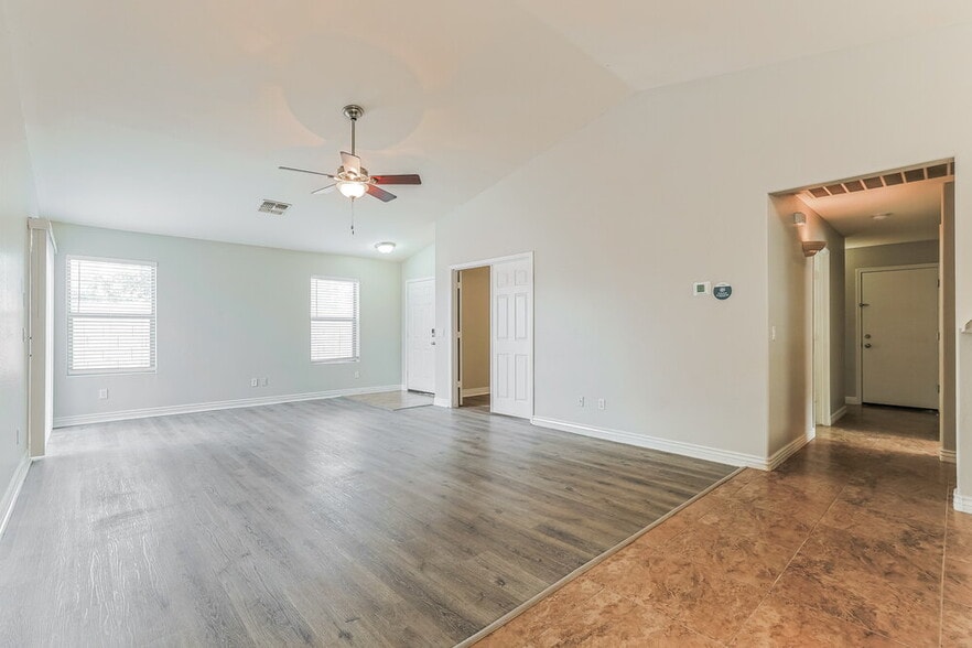 Building Photo - 34042 N Mercedes Dr