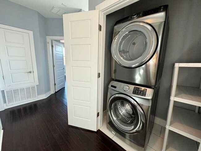 Building Photo - 6201 Felix Ave