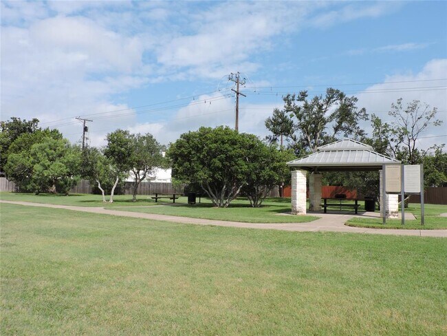 Building Photo - 1404 Peachtree Valley Dr