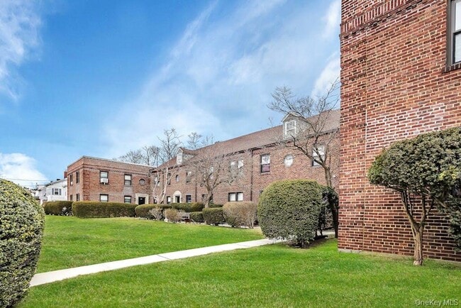 Building Photo - 73 Hilbert St