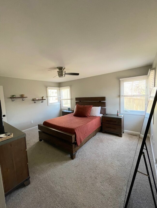 Building Photo - 1001 Camelot Cir