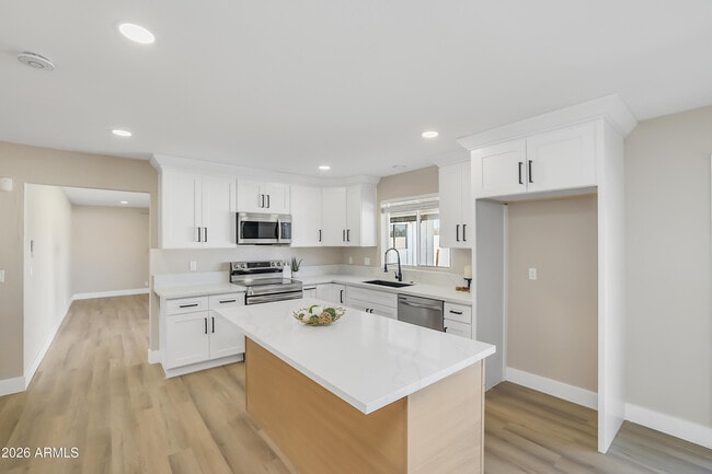 Building Photo - 1018 W Ivanhoe St