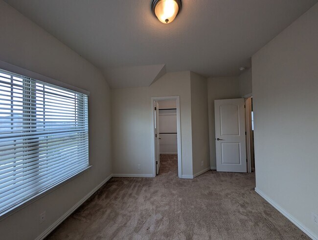 Building Photo - 4/2.5/2 with Large Game Room / Near Gruene...