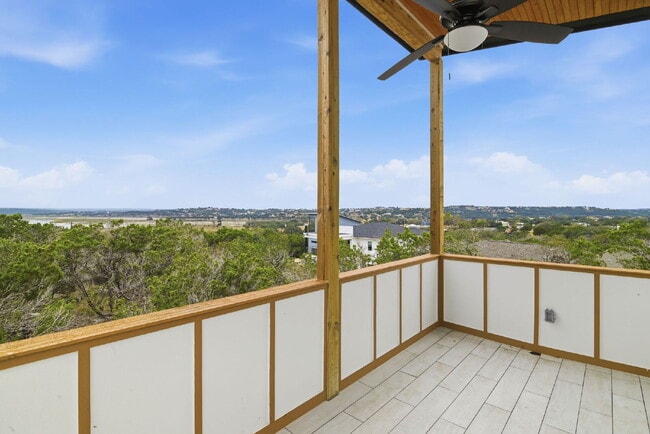 Building Photo - 1571 Lakeshore Dr