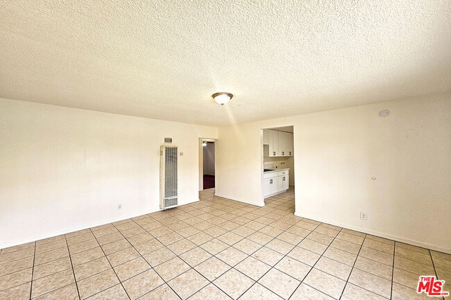 Building Photo - 1214 E 82nd St