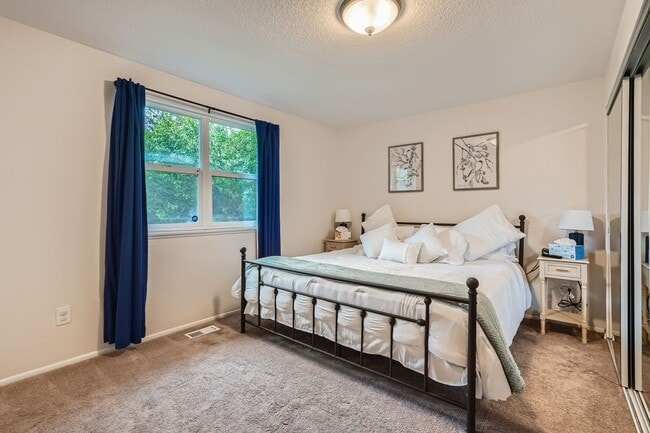 Building Photo - Beautiful 5 BDR Louisville Home/ Private Backyard