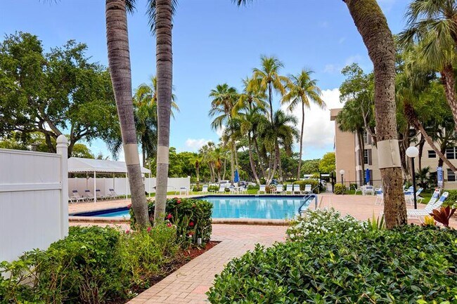Building Photo - 3051 S Palm Aire Dr