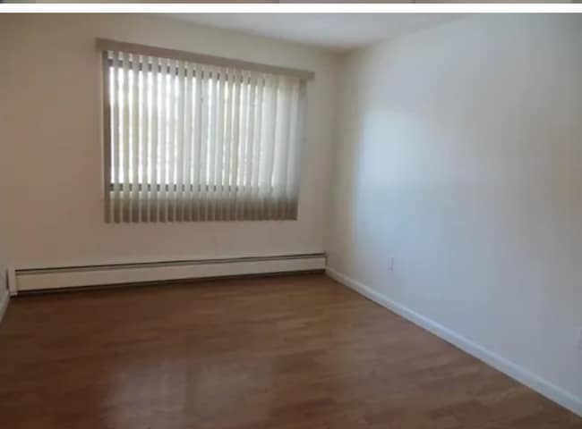 Building Photo - 5 Strawberry Bank Rd