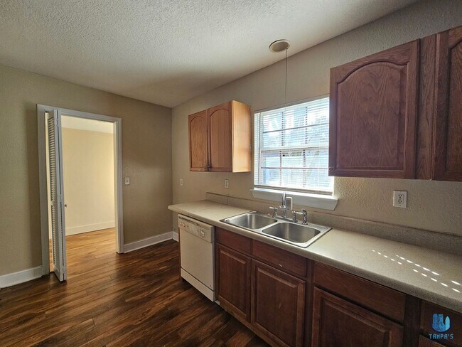 Building Photo - Beautiful 3 Bed | 2 Bath HOME on a DOUBLE LOT located in central Lakeland for rent and available ...